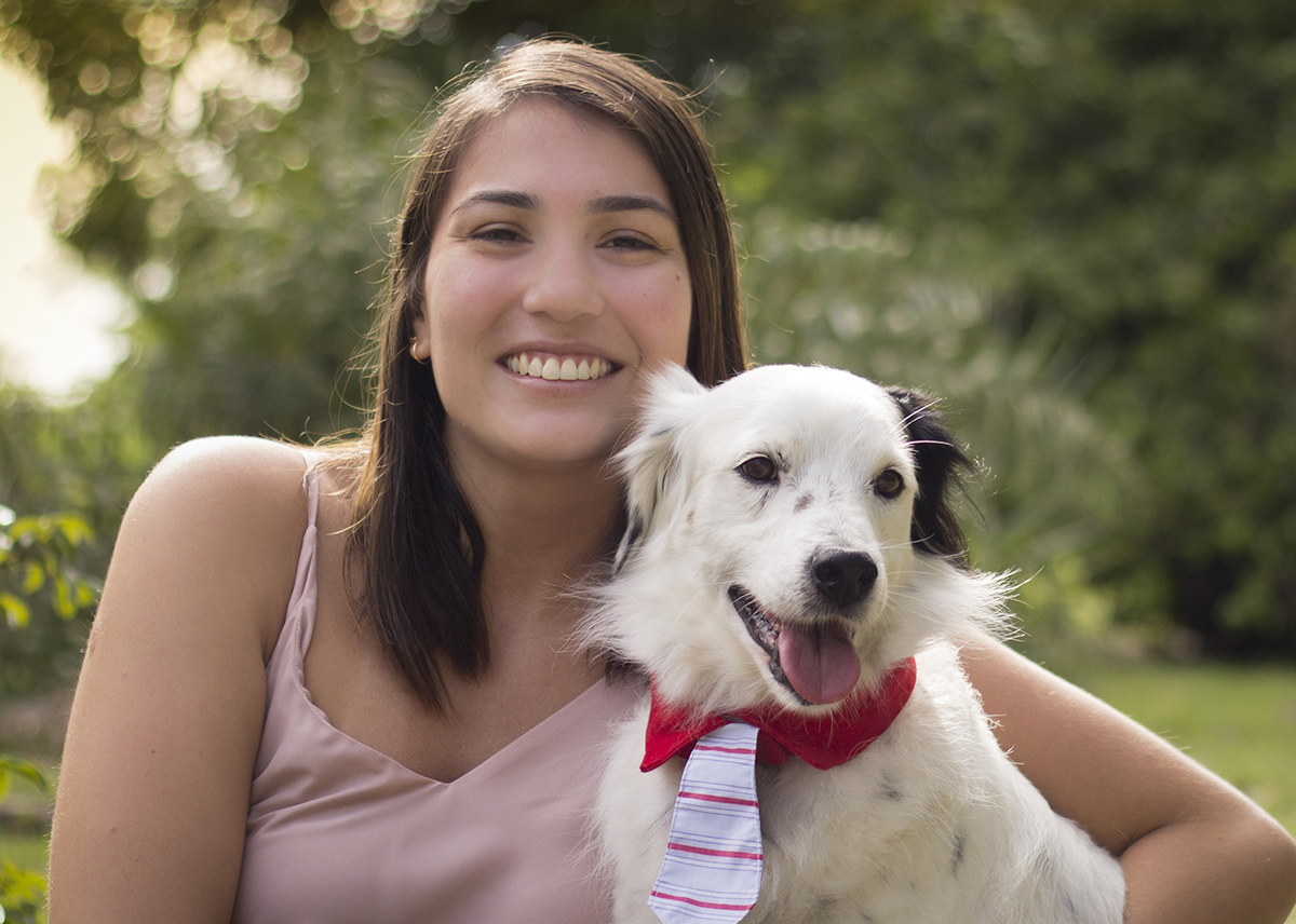 pet e mamãe posam sentados para câmera