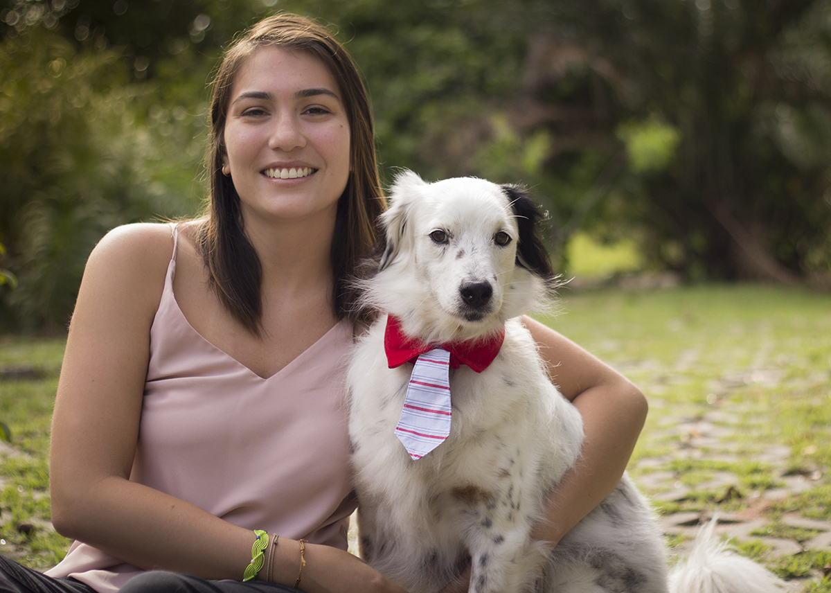 pet e mamãe posam sentados para câmera