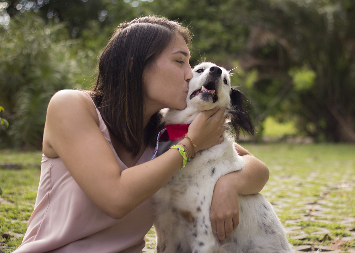 pet e mamãe posam sentados para câmera. mamãe beija bento