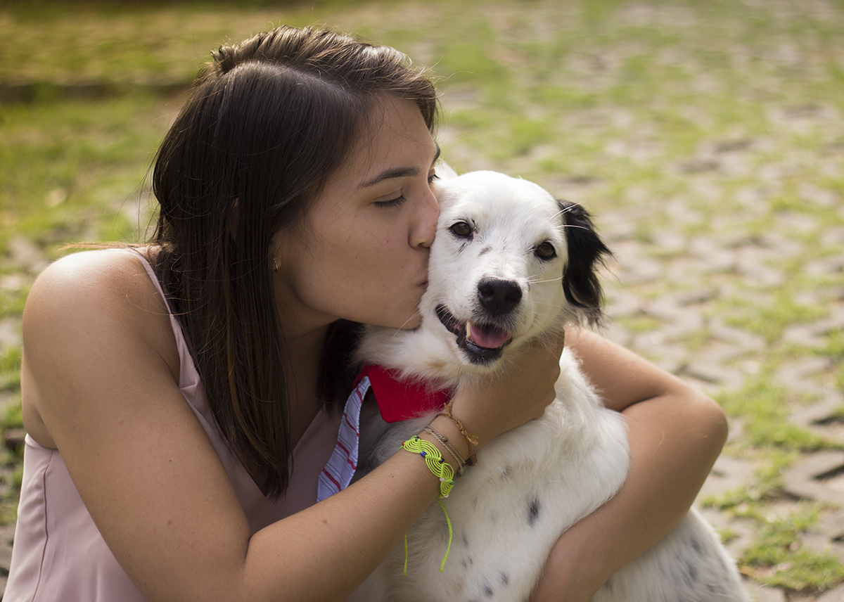 pet e mamãe posam sentados para câmera. mamãe beija bento