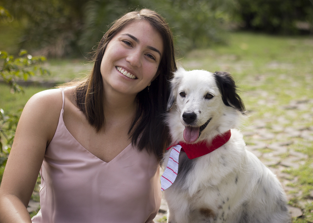 pet e mamãe posam sentados para câmera