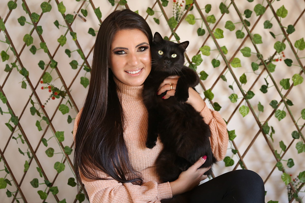 Veterinária posa para foto junto com seu gato