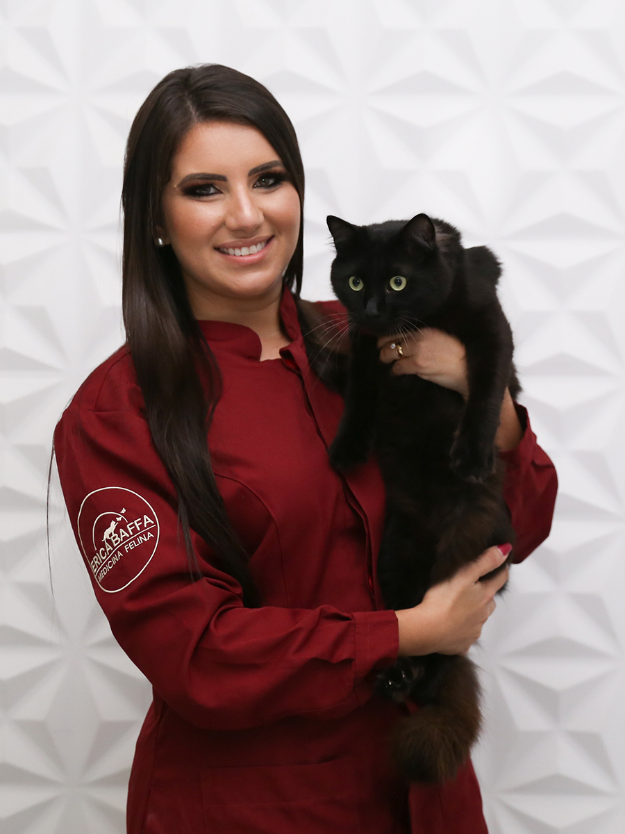 Veterinária posa para foto junto com seu gato