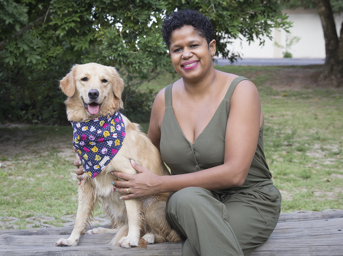 Pet posa sentada ao lado da mãe humana