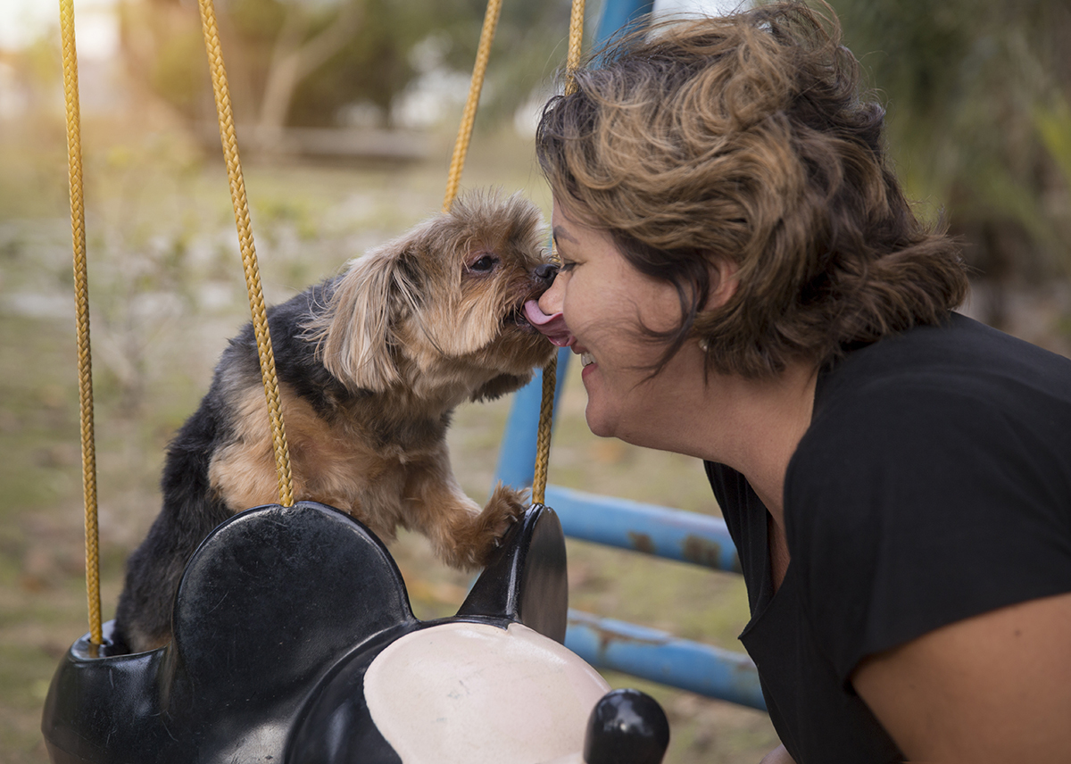 Vovó ganha um lambeijo do Pet york