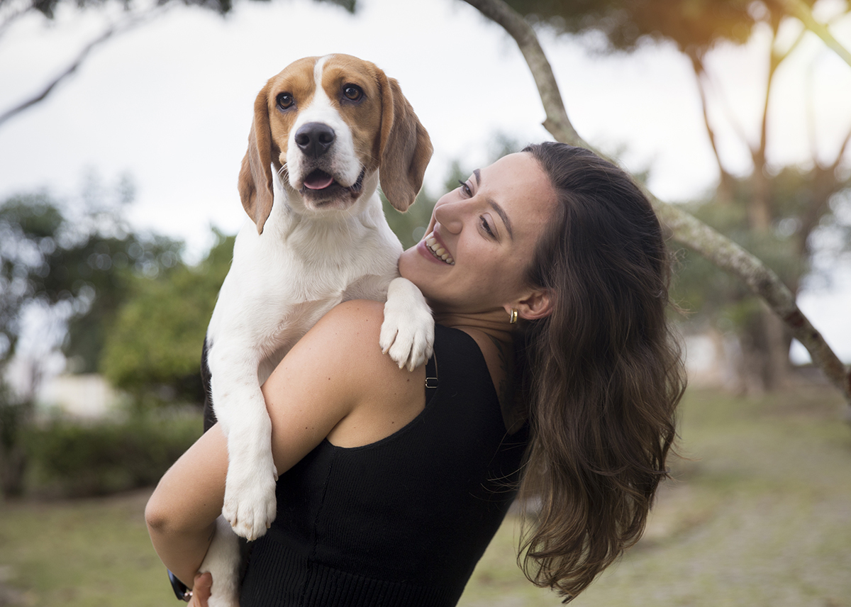 Mamãe humana posa com beagle no colo