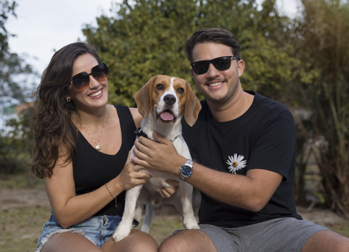 Papai e mamãe humanos posam com o PET