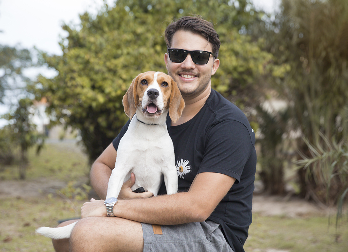papai humano posa com pet beagle