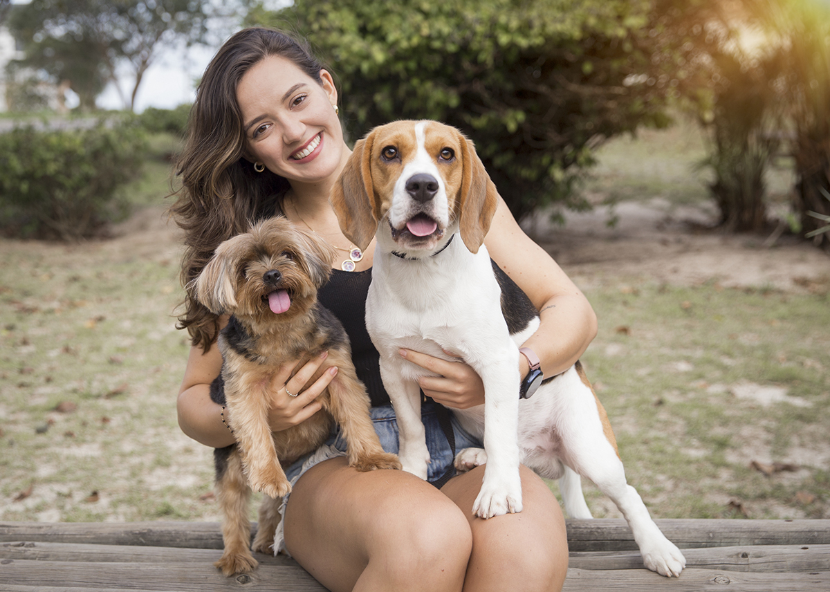 mamãe humana posa com pet beagle e pet york