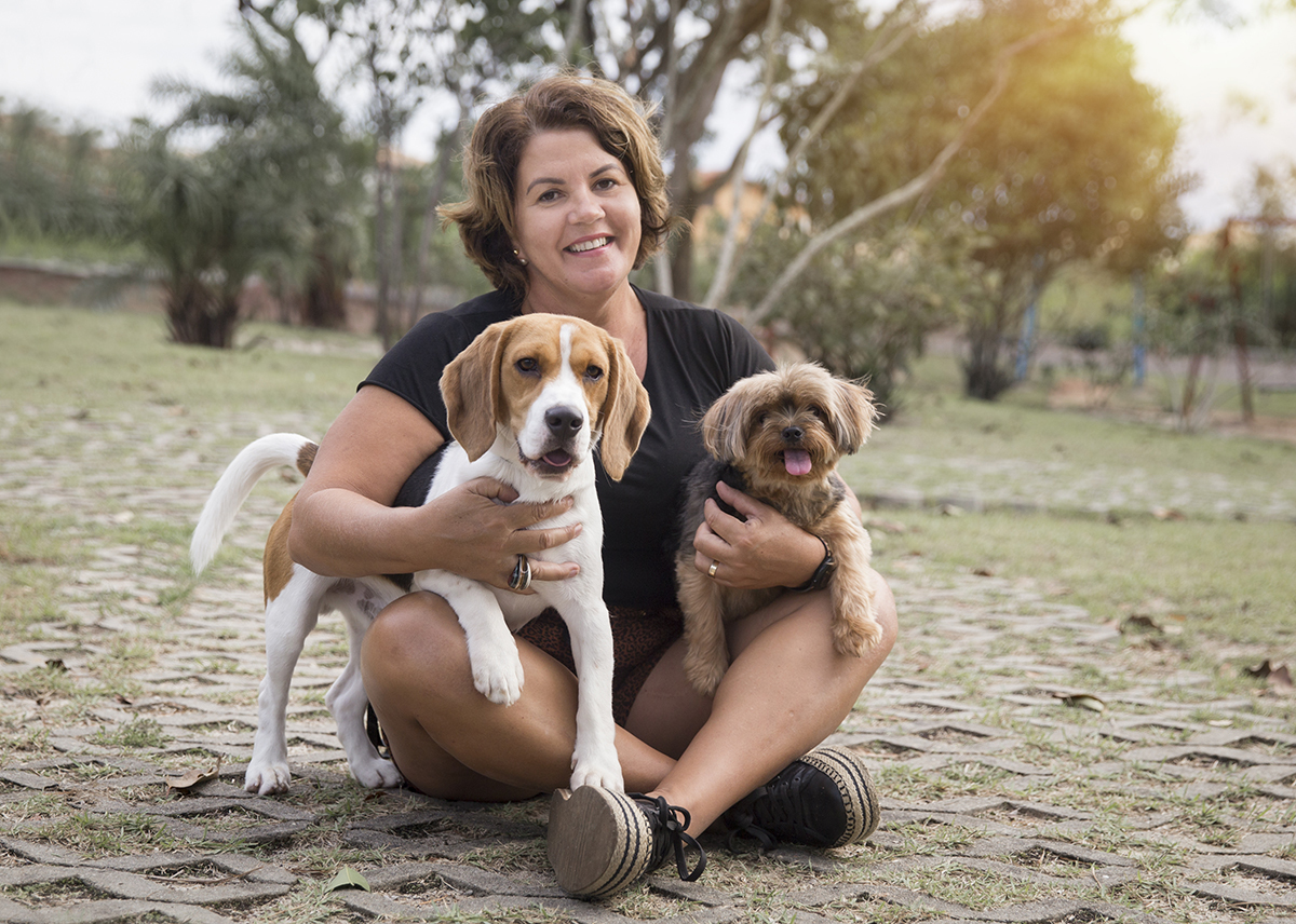 vové humana posa com pet beagle e pet york