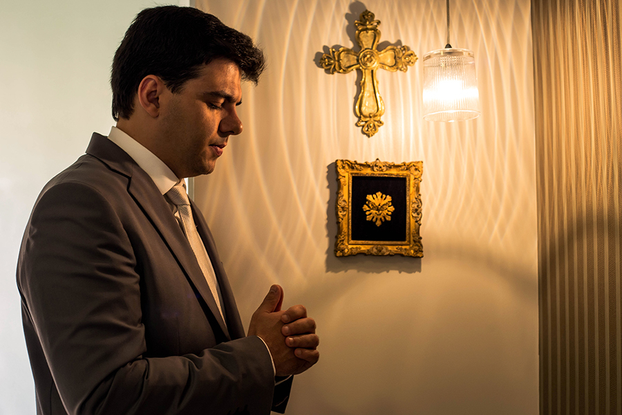 Noivo em oração pra o grande dia