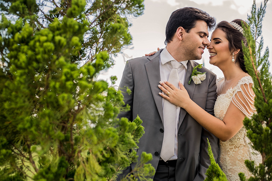 Casal em um momento de carinho 