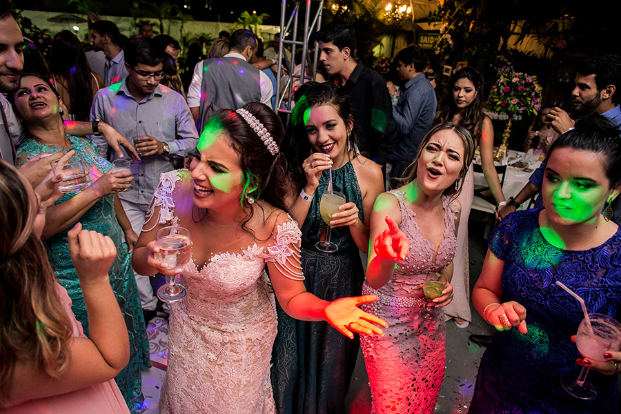 Noiva e madrinhas se divertindo 