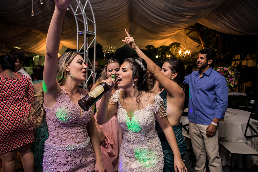 Noiva cantando com as madrinhas 