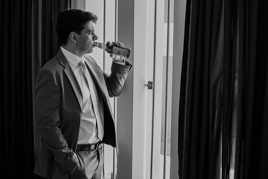 Noivo tomando uma cerveja antes do sim 