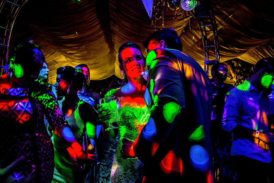 Luzes da boate refletida no casal