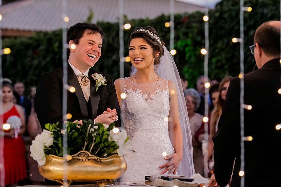 Casal transbordando felicidade 