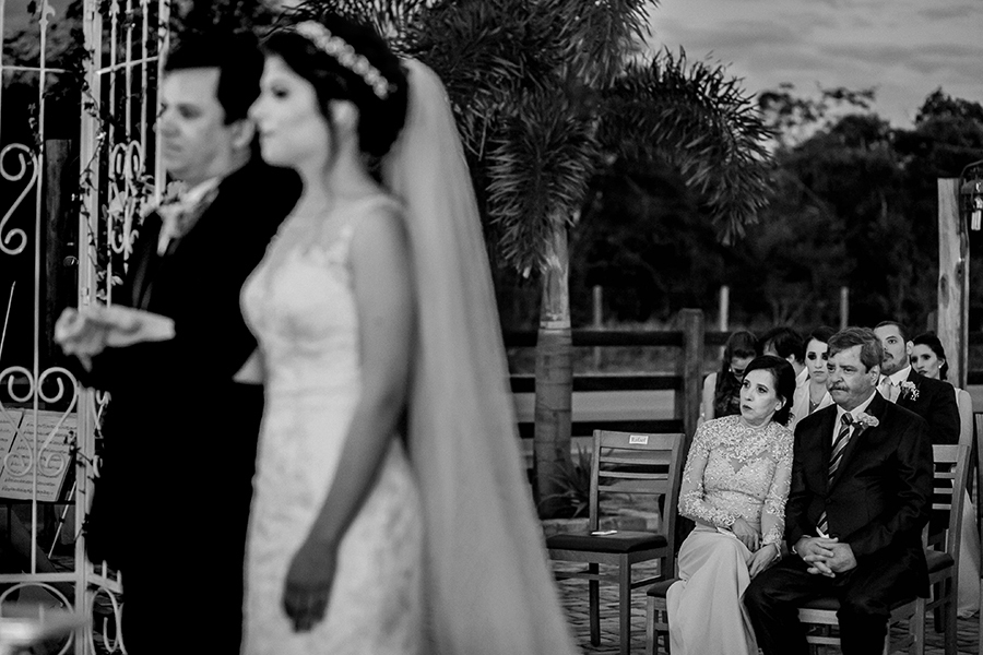 Casal com os pais do noivo ao fundo 