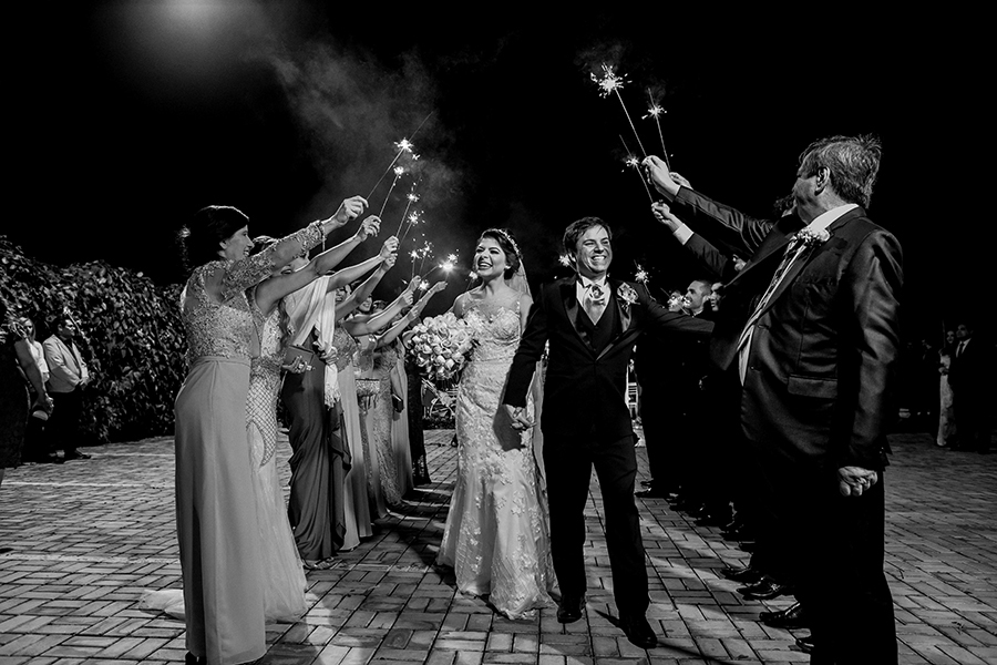 Saída dos noivos com chuva dourada 