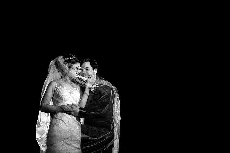 Foto em preto e branco e o véu cobrindo o casal