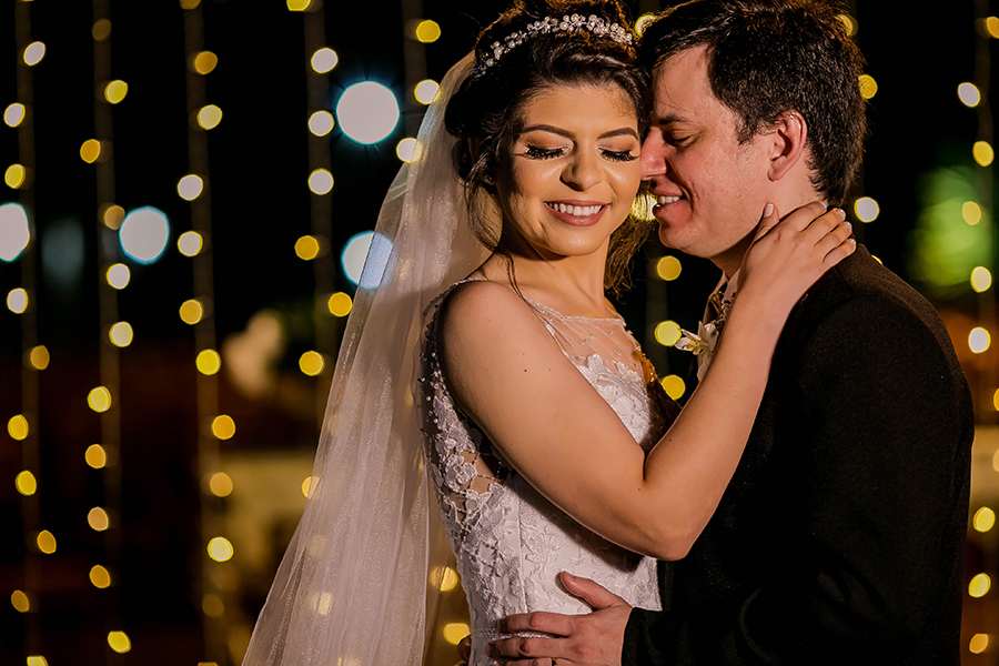 Foto do casal com luzes ao fundo 