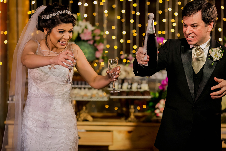 Estourando o champanhe pra o brinde 