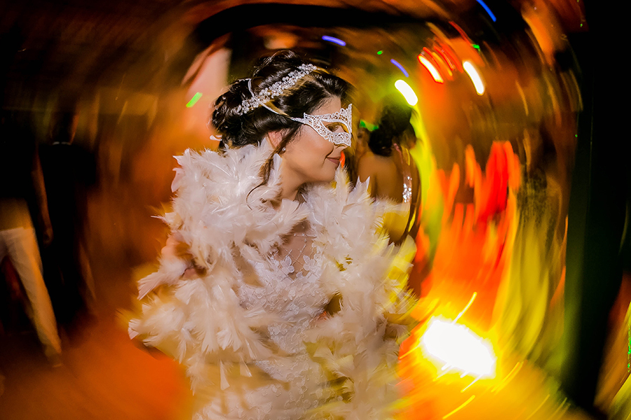 Noiva com plumas e óculos na balada 