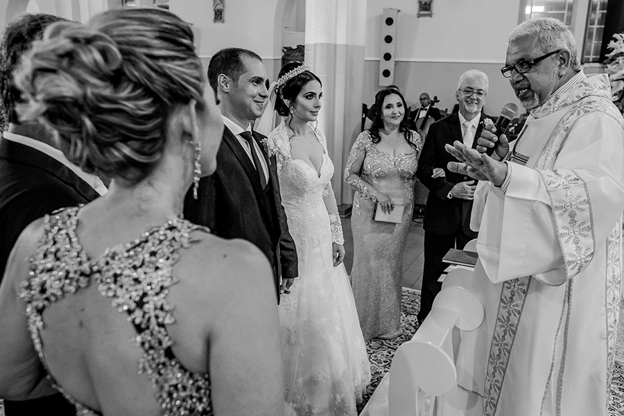 Padre falando sobre a família que se inicia 