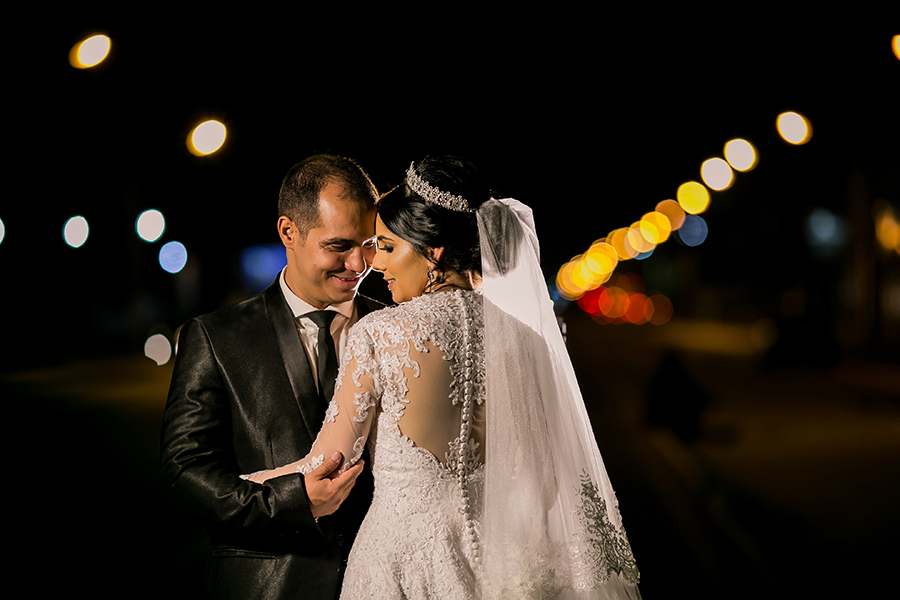 foto na rua com luz dos carros ao fundo 