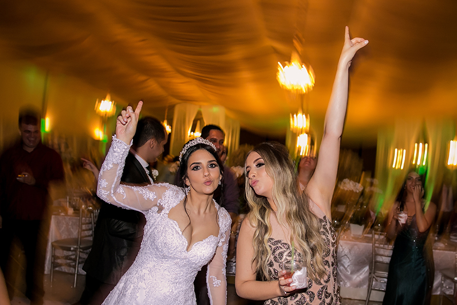 Noiva e irmã na balada