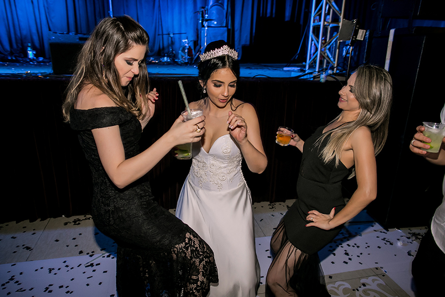 Noiva quebrando tudo na balada