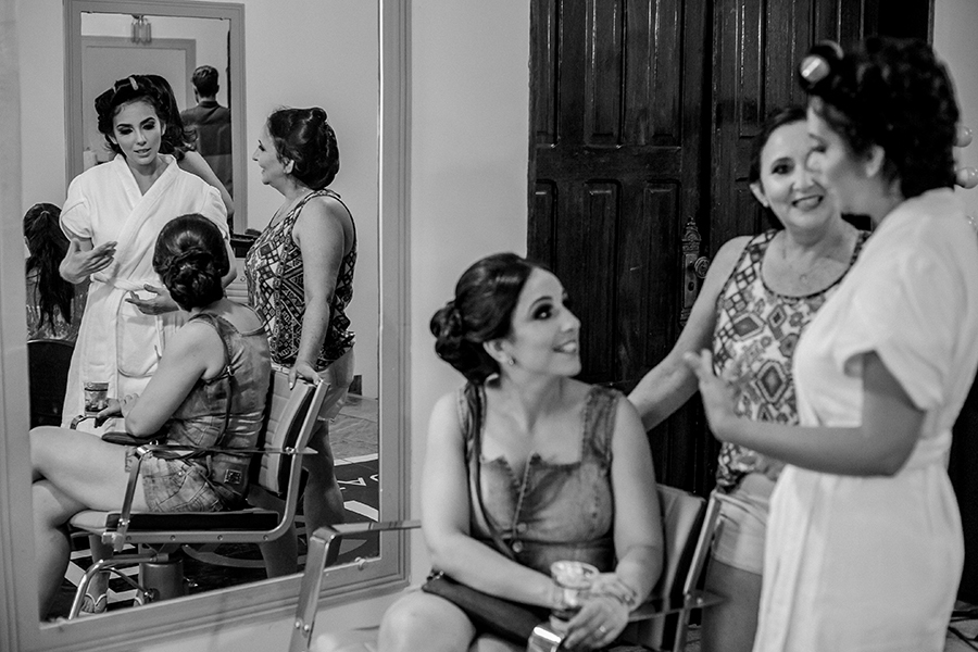 Noiva com a mãe e uma das madrinhas