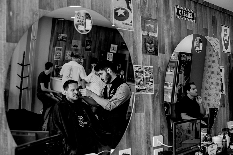 Noivo cortando o cabelo pra o grande dia 