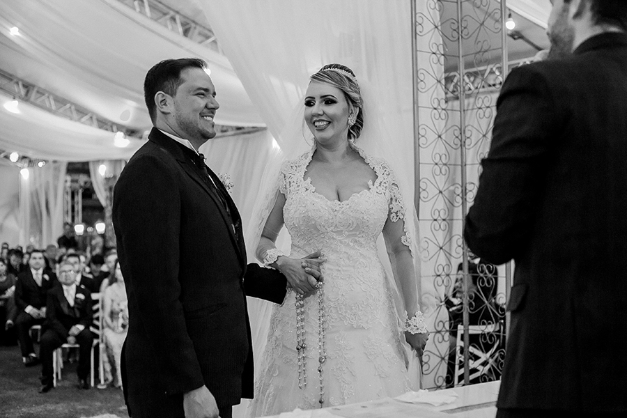 Casal descontraídos com as brincadeiras do juiz 