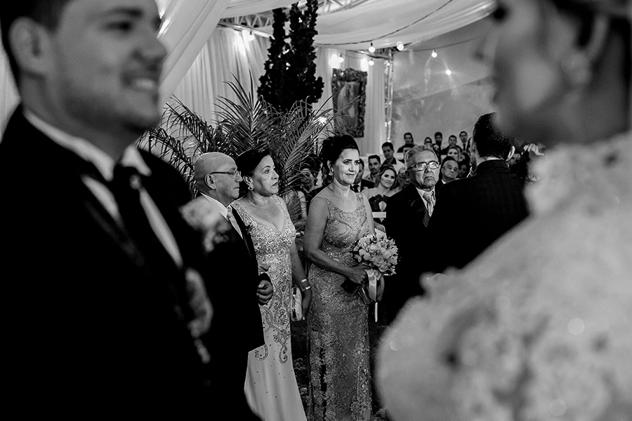 Casal se olhando enquanto o juiz conversa com os pais 