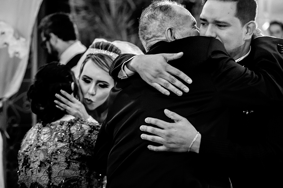 Casal abraçando os avós do noivo 