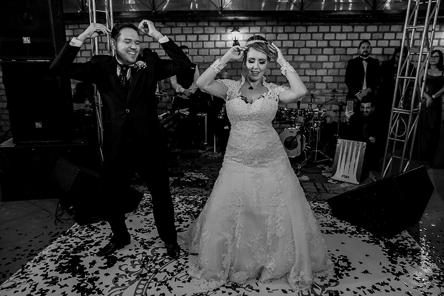 Casal dançando pra os convidados 