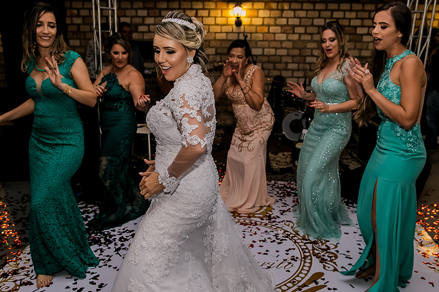 noiva e madrinhas dançando pra o noivo 