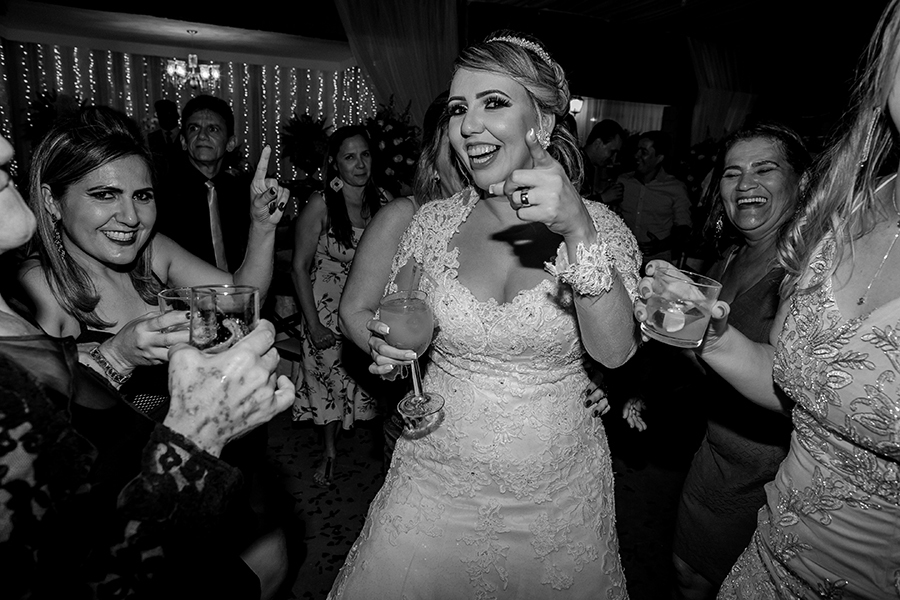 Noiva se divertindo com amigas 