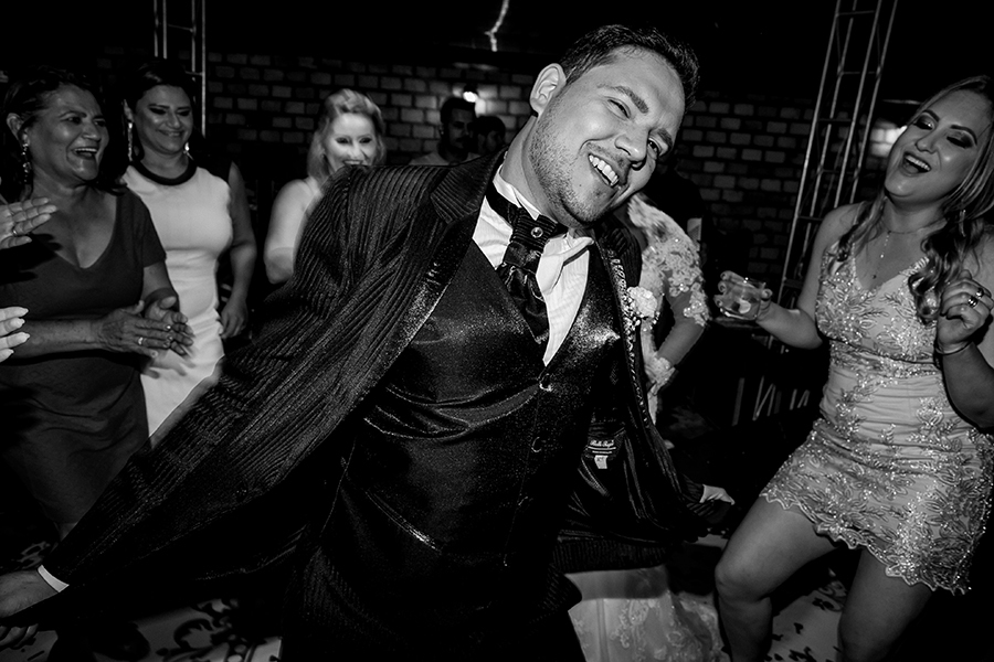 Noivo Dançando com os convidados 