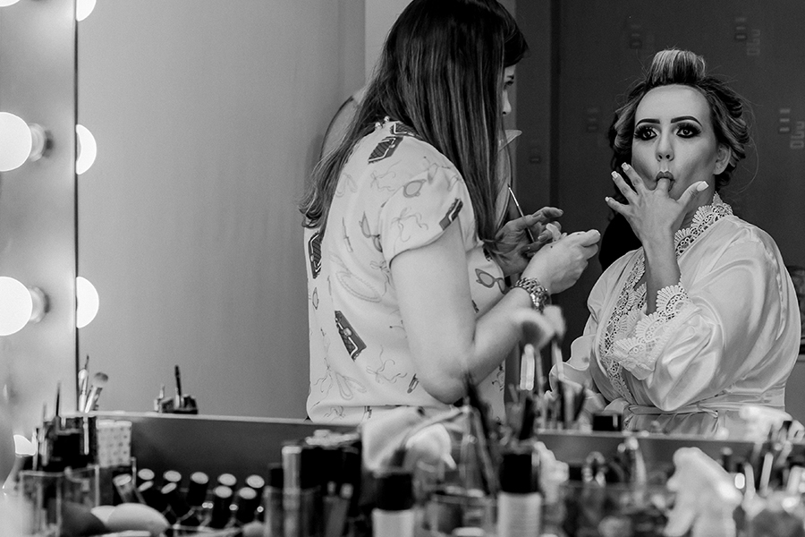 Noiva com dedo na boca,algum truque pra make 