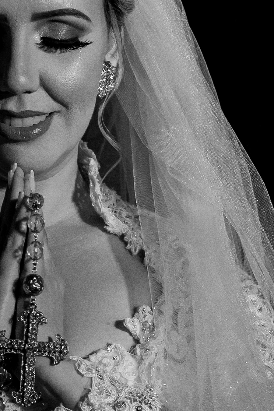 Retrato da noiva com o terço nas mãos 