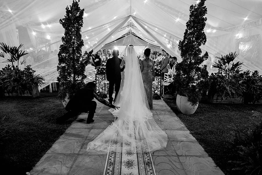 Entrada da noiva com os pais 