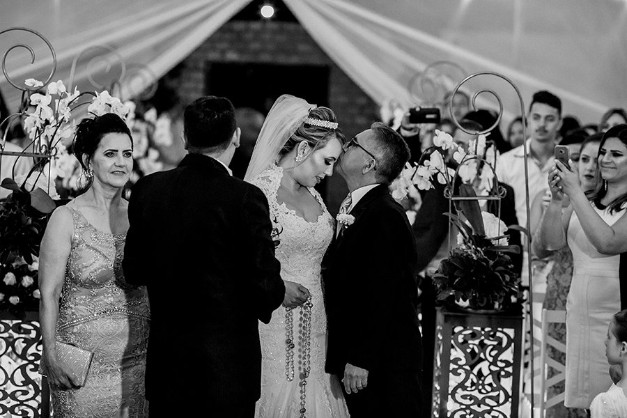 Carinho do pai ao beijar a testa da noiva 