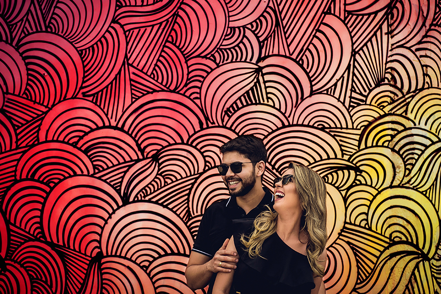 casal dando gargalhada