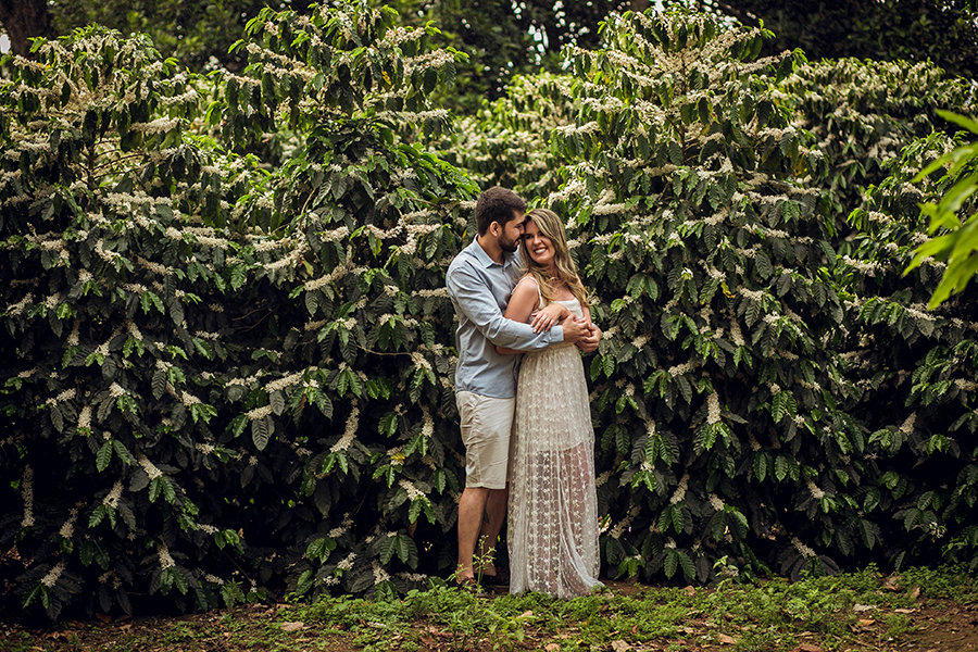 casal em um abraço carinhoso