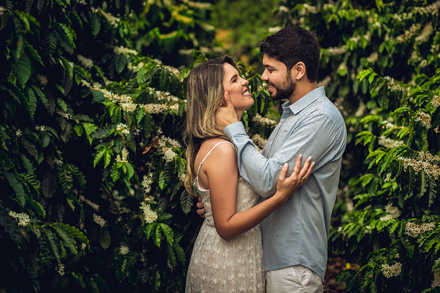 casal trocando olhares 