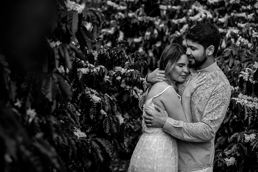 Noivos em um abraço ronmântico