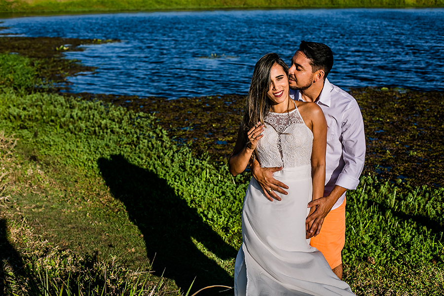 Noivo dando um cheirinho na noiva 