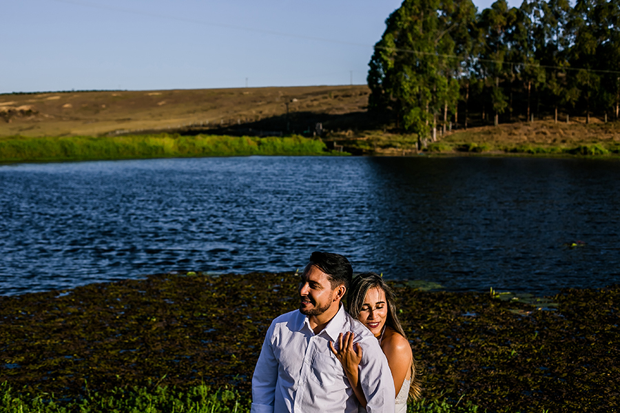 noiva dando um braço apertado no noivo 